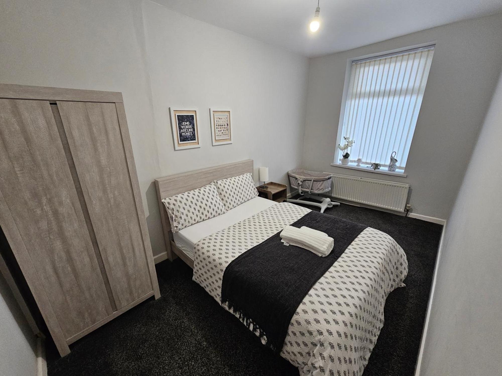 Hillsome Hosting Manchester Дентън Екстериор снимка
