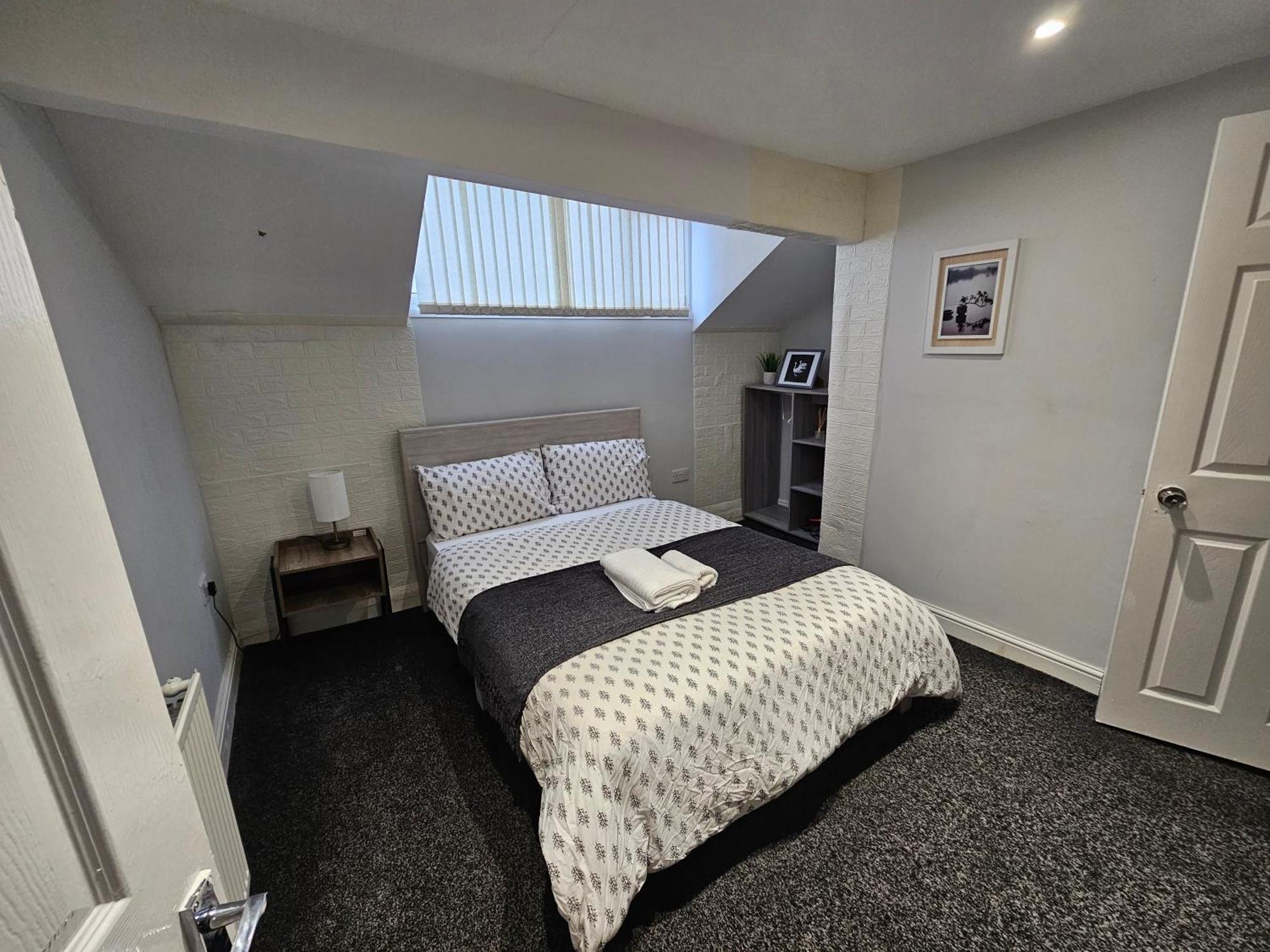 Hillsome Hosting Manchester Дентън Екстериор снимка