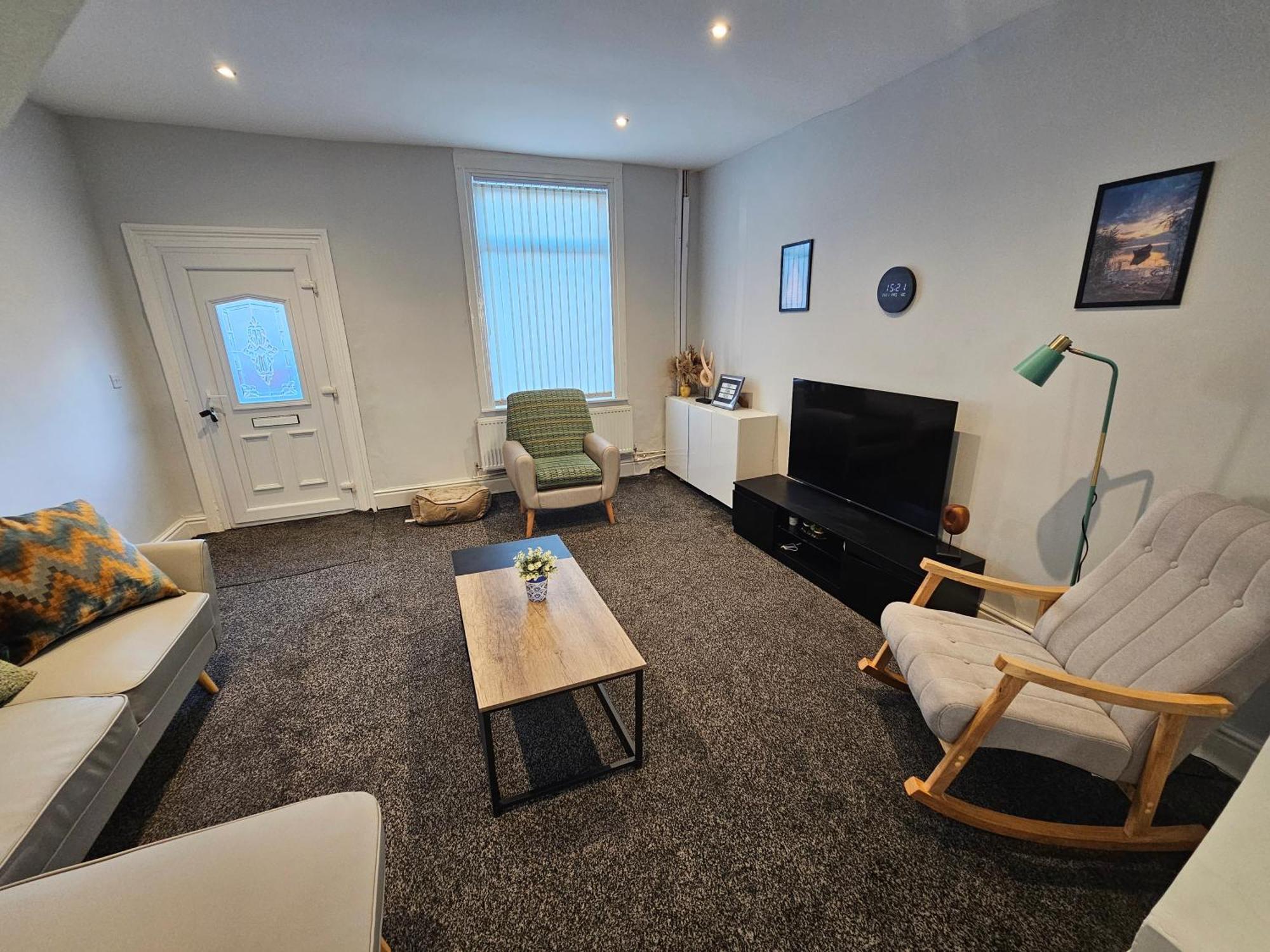 Hillsome Hosting Manchester Дентън Екстериор снимка
